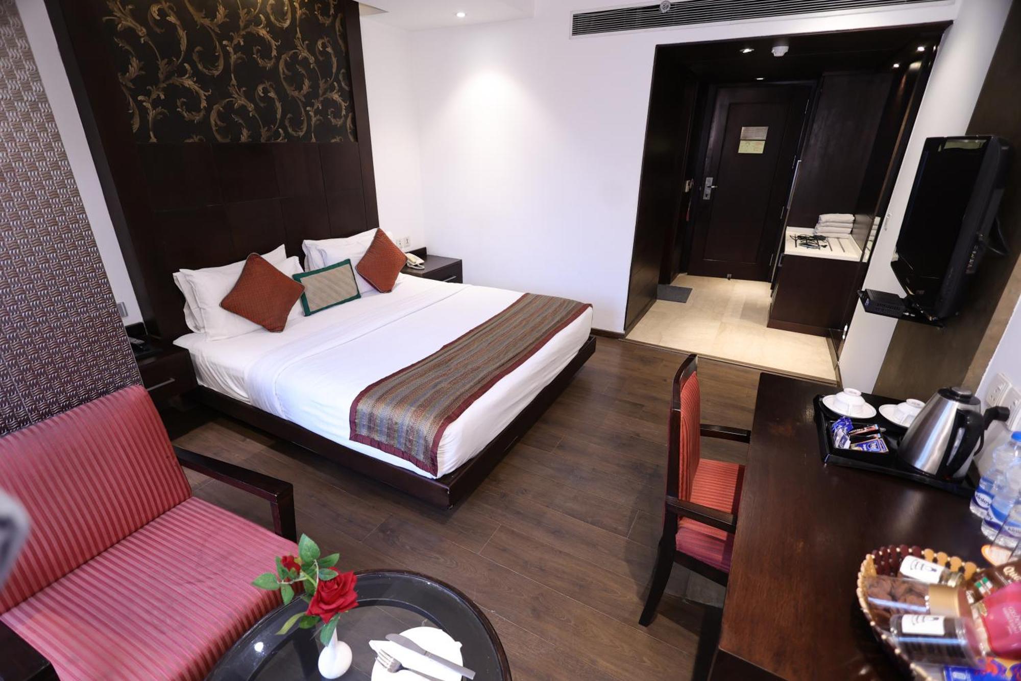 Hotel Godwin Deluxe -Near New Delhi Railway Station - Paharganj Dış mekan fotoğraf